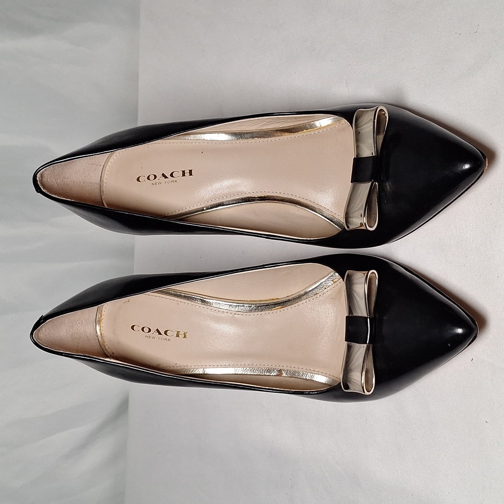 🍁Coach - Black leather gold bow pumps size 8.5